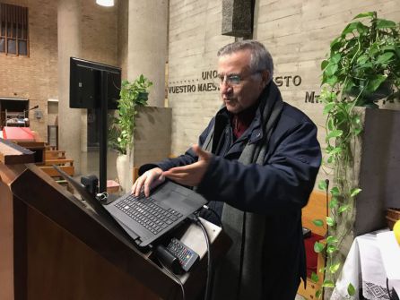 Don Enrique Montalt es el párroco de la Iglesia Jesús Maestro, en el barrio de Monteolivete, que oficia las misas con PowerPoint Don Enrique Montalt es el párroco de la Iglesia Jesús Maestro, en el barrio de Monteolivete, que oficia las misas con PowerPoint