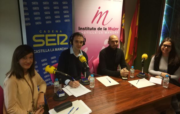 De izquierda a derecha, Pilar Callado, directora del Instituto de la Mujer; el director de 'La Ventana de Castilla-La Mancha', Daniel Rodríguez; el coordinador del programa de Atención a Menores, Pablo Nieva y la delegada provincial de Toledo de la Consejería de Igualdad, Nuria Cogolludo De izquierda a derecha, Pilar Callado, directora del Instituto de la Mujer; el director de 'La Ventana de Castilla-La Mancha', Daniel Rodríguez; el coordinador del programa de Atención a Menores, Pablo Nieva y la delegada provincial de Toledo de la Consejería de Igualdad, Nuria Cogolludo