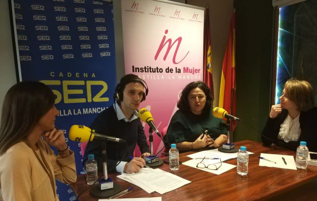 De izquierda a derecha, Pilar Callado, directora del Instituto de la Mujer; Daniel Rodríguez, director de 'La Ventana de Castilla-La Mancha'; Juana López, Jefa de Servicio de Planificación del Instituto de la Mujer y Elena Alonso, coordinadora del Centro de la Mujer de Bargas (Toledo) De izquierda a derecha, Pilar Callado, directora del Instituto de la Mujer; Daniel Rodríguez, director de 'La Ventana de Castilla-La Mancha'; Juana López, Jefa de Servicio de Planificación del Instituto de la Mujer y Elena Alonso, coordinadora del Centro de la Mujer de Bargas (Toledo)