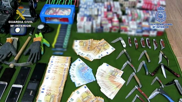 Entre estos efectos figuraban, comestibles, 126 paquetes de tabaco, 10 botellas de bebidas alcohólicas, 12 teléfonos móviles, 4 ordenadores, 3 televisiones, varias videoconsolas, taladros, gatos hidráulicos, amoladoras, moto sierras y numerosas cajas de herramientas. Entre estos efectos figuraban, comestibles, 126 paquetes de tabaco, 10 botellas de bebidas alcohólicas, 12 teléfonos móviles, 4 ordenadores, 3 televisiones, varias videoconsolas, taladros, gatos hidráulicos, amoladoras, moto sierras y numerosas cajas de herramientas.