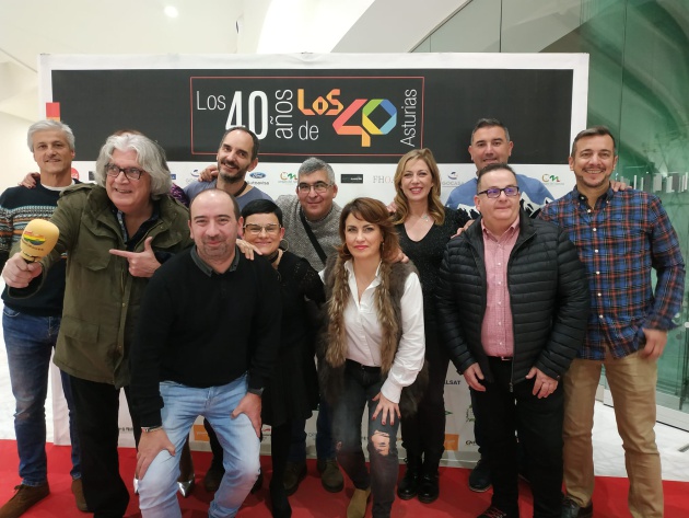 Algunos de los Dj's que pasaron por la emisora, en estos 40 años, posan con su coordinador, Alberto Toyos Algunos de los Dj's que pasaron por la emisora, en estos 40 años, posan con su coordinador, Alberto Toyos