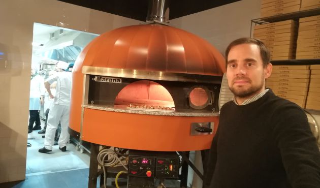 Pablo Ruiz, director de Marketing de Ginos junto al original horno visible al público. Pablo Ruiz, director de Marketing de Ginos junto al original horno visible al público.