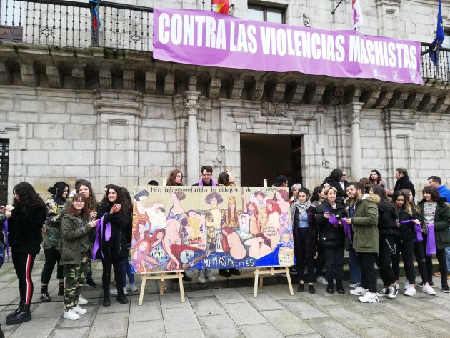 Alumnos del Bachillerato de Bellas Artes, autores del mural contra la violencia de género expuesto en la plaza del Ayuntamiento Alumnos del Bachillerato de Bellas Artes, autores del mural contra la violencia de género expuesto en la plaza del Ayuntamiento