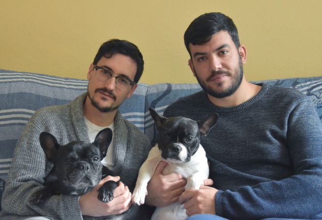 David y Carlos sujetan a Kira y Drogo. David y Carlos sujetan a Kira y Drogo.