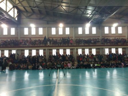 Aspecto que presentaba el pabellón cubierto del Complejo Polideportivo, con los escolares asistentes Aspecto que presentaba el pabellón cubierto del Complejo Polideportivo, con los escolares asistentes