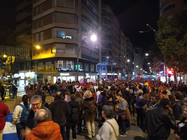 Asistentes a la manifestación del 25N forman un círculo para leer el manifiesto Asistentes a la manifestación del 25N forman un círculo para leer el manifiesto