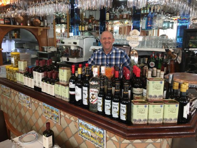 Antonio Moreno en la barra de la Taberna Luque. Córdoba Antonio Moreno en la barra de la Taberna Luque. Córdoba