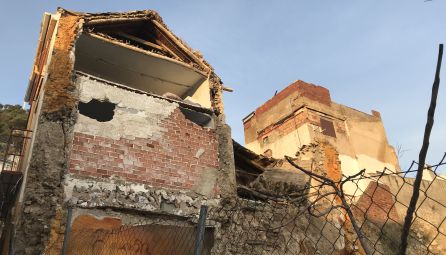 A la izquierda del inmueble semiderruido, tejado que se cayó hace unos días. A la izquierda del inmueble semiderruido, tejado que se cayó hace unos días.