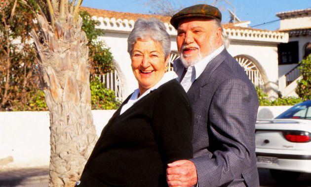 Asunción Balaguer y Paco Rabal a las puertas de la casa familiar Milana Bonita. Foto archivo Asunción Balaguer y Paco Rabal a las puertas de la casa familiar Milana Bonita. Foto archivo