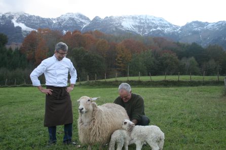Rafa Gorrotxategi junto a un pastor destacado por la leche de sus ovejas Rafa Gorrotxategi junto a un pastor destacado por la leche de sus ovejas