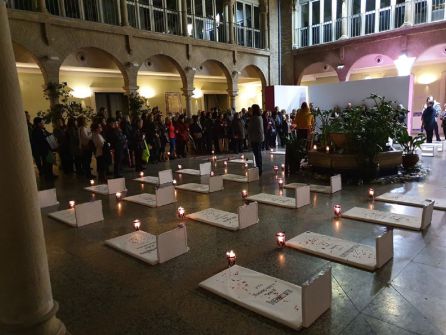 Muchos cazorleños apoyaron el manifiesto y la perfomance en el patio del ayuntamiento Muchos cazorleños apoyaron el manifiesto y la perfomance en el patio del ayuntamiento