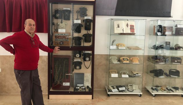 Paco Page junto a las vitrinas de su colección de teléfonos. Paco Page junto a las vitrinas de su colección de teléfonos.