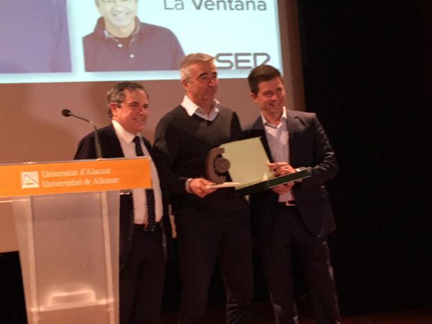 Carles Francino, premiado por la Cátedra de Enfermería Familiar y Comunitaria de la Universidad de Alicante-Ribera Salud Carles Francino, premiado por la Cátedra de Enfermería Familiar y Comunitaria de la Universidad de Alicante-Ribera Salud