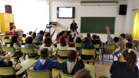 El informático del centro Guadalinfo explica en el CEIP San Isicio los riesgos que acechan en internet El informático del centro Guadalinfo explica en el CEIP San Isicio los riesgos que acechan en internet