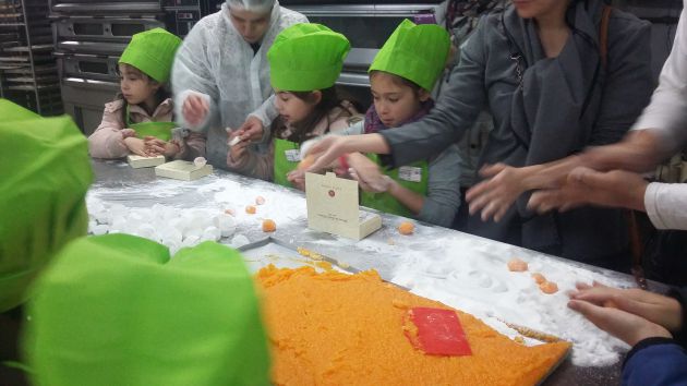 Los niños aprenden el proceso en talleres que organizan en la fábrica de yemas Los niños aprenden el proceso en talleres que organizan en la fábrica de yemas