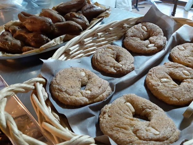 Tortas de almendra y boniatos asados, en la venta Mesa Jardín Tortas de almendra y boniatos asados, en la venta Mesa Jardín