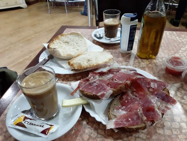 Desayuno completo en la cafetería Rumores, en Grazalema Desayuno completo en la cafetería Rumores, en Grazalema