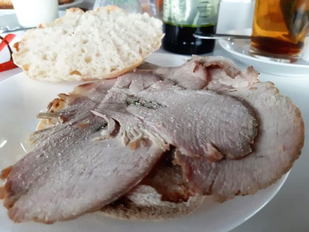 Estupendo mollete con carne mechada en la Venta Rosario, en Prado del Rey Estupendo mollete con carne mechada en la Venta Rosario, en Prado del Rey