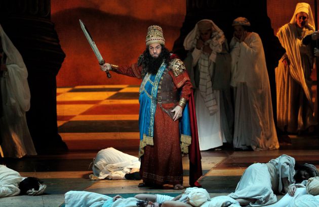 El tenor Plácido Domingo, durante el ensayo general de la ópera de Verdi "Nabucco", que se estrena el lunes con Plácido Domingo como protagonista y en su primer papel en España tras las acusaciones de acoso en Estados Unidos. El tenor Plácido Domingo, durante el ensayo general de la ópera de Verdi "Nabucco", que se estrena el lunes con Plácido Domingo como protagonista y en su primer papel en España tras las acusaciones de acoso en Estados Unidos.