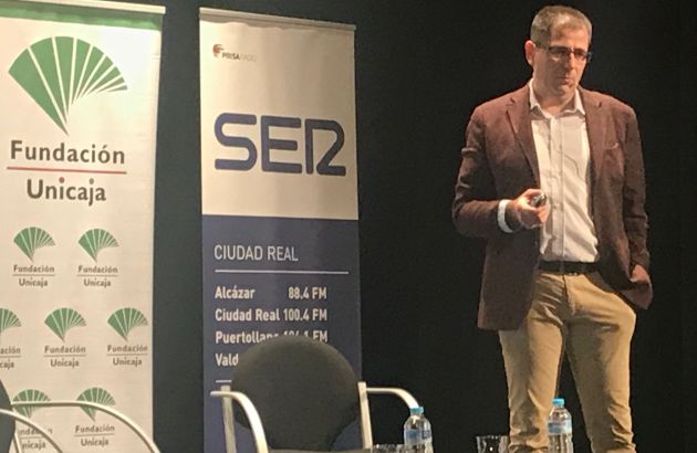 El profesor de la UCLM, Raúl Ruiz Pulpón, participando en la Escuela de Ciudadanía El profesor de la UCLM, Raúl Ruiz Pulpón, participando en la Escuela de Ciudadanía