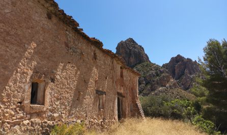 El antiguo pueblo de La Fonseca queda a las orillas de este sendero. El antiguo pueblo de La Fonseca queda a las orillas de este sendero.
