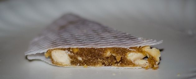 Cuña partida de una torta de alajú. Cuña partida de una torta de alajú.