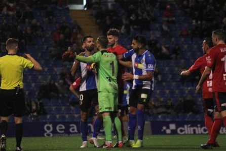 Carlos Martínez y Jona, con el portero de Olot Carlos Martínez y Jona, con el portero de Olot
