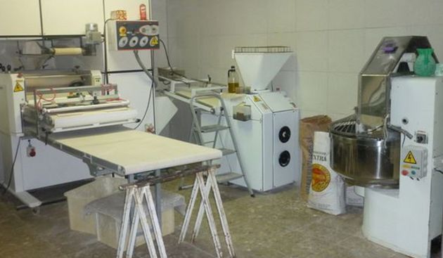 La panadería cuenta con maquinaria moderna. La panadería cuenta con maquinaria moderna.