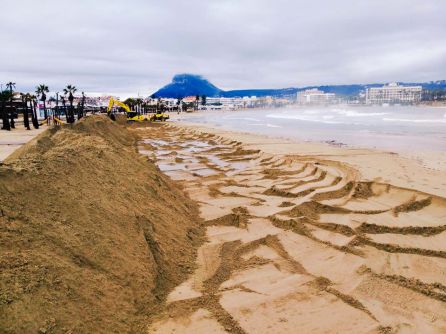 Dique de contención en la playa del Arenal. Dique de contención en la playa del Arenal.