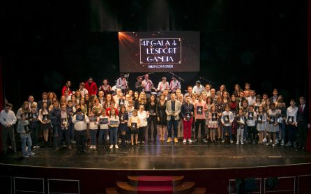 Foto de familia de todos los deportistas premiados en la Gala de l'Esport de Gandia Foto de familia de todos los deportistas premiados en la Gala de l'Esport de Gandia
