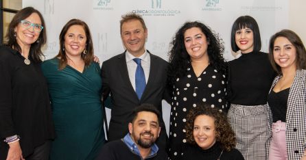 El doctor Manuel Campaña en el centro con su equipo de trabajo. El doctor Manuel Campaña en el centro con su equipo de trabajo.