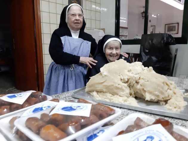 Sor Fátima y Sor Auxiliadora, ante la masa de los mazapanes Sor Fátima y Sor Auxiliadora, ante la masa de los mazapanes