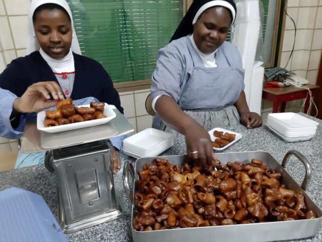 Dos hermanas preparando las bandejas de pestiños Dos hermanas preparando las bandejas de pestiños