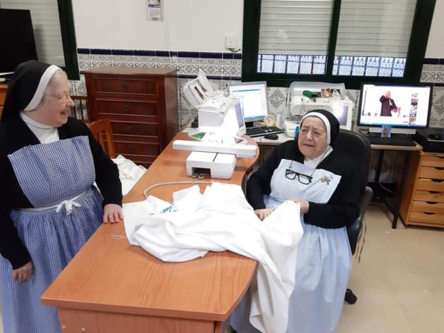 Sor Fátima y Sor Mercedes, bromean en el taller de bordados Sor Fátima y Sor Mercedes, bromean en el taller de bordados