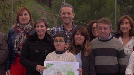 Abrahán posa junto a sus padres, delegada. alcalde y profesores con el dibujo que le ha hecho ganar el primer premio de Andalucía Abrahán posa junto a sus padres, delegada. alcalde y profesores con el dibujo que le ha hecho ganar el primer premio de Andalucía