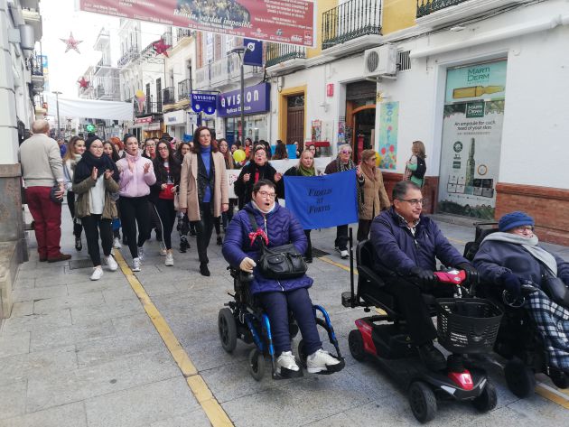 Miembros de Fidelis et Fortis y alumnos del IES Pérez de Guzmán en la marcha reivindicativa que se ha desarrollado a lo largo de Carrera Espinel Miembros de Fidelis et Fortis y alumnos del IES Pérez de Guzmán en la marcha reivindicativa que se ha desarrollado a lo largo de Carrera Espinel