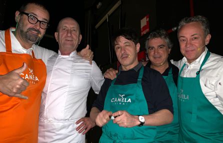 De izquierda a derecha: el cocinero David de Jorge (Robin Food); Miguel López, de la Pequeña Taberna (Murcia); el humorista Juan Carlos Ortega: el músico Pepe Begines, y el periodista Sergio Sauca, minutos antes de pisar el escenario del Teatro Romea. De izquierda a derecha: el cocinero David de Jorge (Robin Food); Miguel López, de la Pequeña Taberna (Murcia); el humorista Juan Carlos Ortega: el músico Pepe Begines, y el periodista Sergio Sauca, minutos antes de pisar el escenario del Teatro Romea.