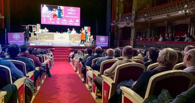 El público murciano ha respondido muy bien a la invitación de la SER para acudir al show cooking 'Canela Fina'. El público murciano ha respondido muy bien a la invitación de la SER para acudir al show cooking 'Canela Fina'.
