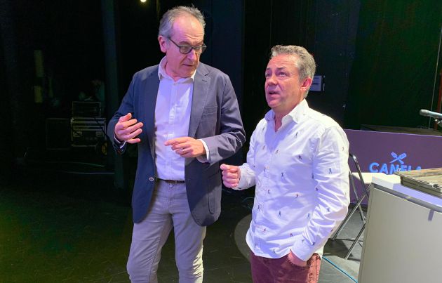 Sergio Sauca preparando su intervención en Canela Fina con uno de los responsables de Bodegas Castaño. Sergio Sauca preparando su intervención en Canela Fina con uno de los responsables de Bodegas Castaño.