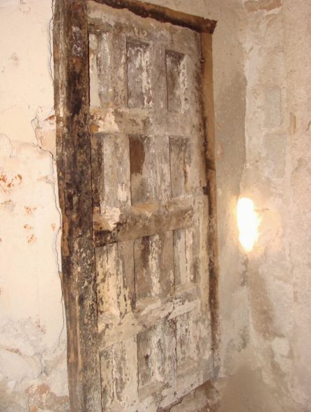 Puerta hacia el interior de la cueva. Puerta hacia el interior de la cueva.