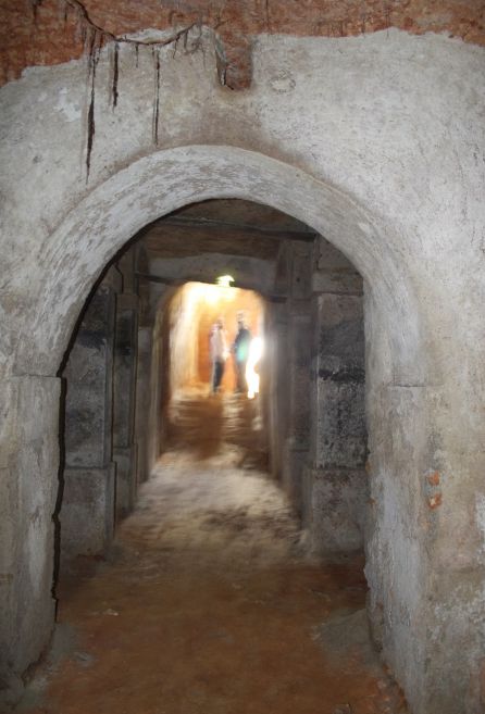 Interior de la cueva de la Yedra. Interior de la cueva de la Yedra.