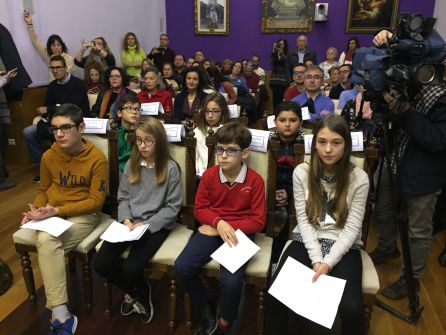 Niñas y niños en el salón de plenos Niñas y niños en el salón de plenos