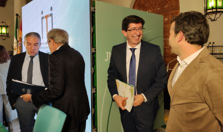 De izquierda a derecha, el consejero de Presidencia, Elías Bendodo, el responsable de Economía, Rogelio Velasco, y el vicepresidente, Juan Marín, charlando con el alcalde de Jaén, Julio Millán. De izquierda a derecha, el consejero de Presidencia, Elías Bendodo, el responsable de Economía, Rogelio Velasco, y el vicepresidente, Juan Marín, charlando con el alcalde de Jaén, Julio Millán.