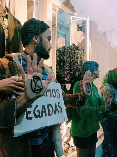 Uno de los activistas que ha ocupado el escaparate de esta céntrica tienda Uno de los activistas que ha ocupado el escaparate de esta céntrica tienda