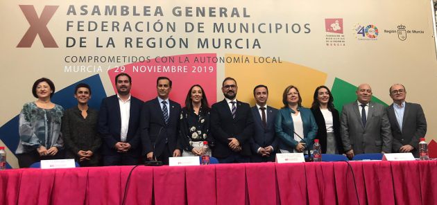 Nueva Comisión Ejecutiva de la Federación de Municipios de la Región de Murcia presidida por Mª Dolores Muñoz. Nueva Comisión Ejecutiva de la Federación de Municipios de la Región de Murcia presidida por Mª Dolores Muñoz.