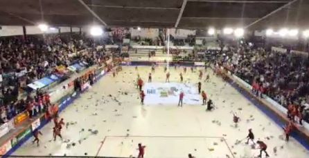 Pluja de 901 peluixos pel Cap Nen Sense Joguina a Reus Pluja de 901 peluixos pel Cap Nen Sense Joguina a Reus