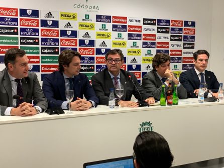 Javier González y su equipo en la sala de prensa Javier González y su equipo en la sala de prensa