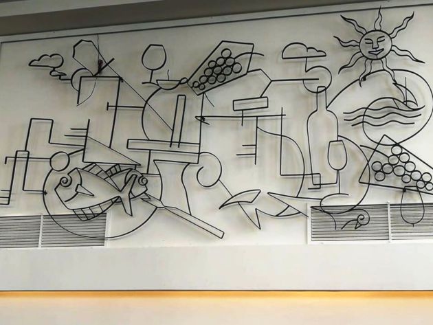 El restaurado mural de forja luce en medio de la planta baja de La Vega El restaurado mural de forja luce en medio de la planta baja de La Vega