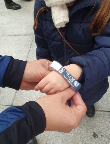Una de las pulseras que repartirá el Ayto de Madrid Una de las pulseras que repartirá el Ayto de Madrid