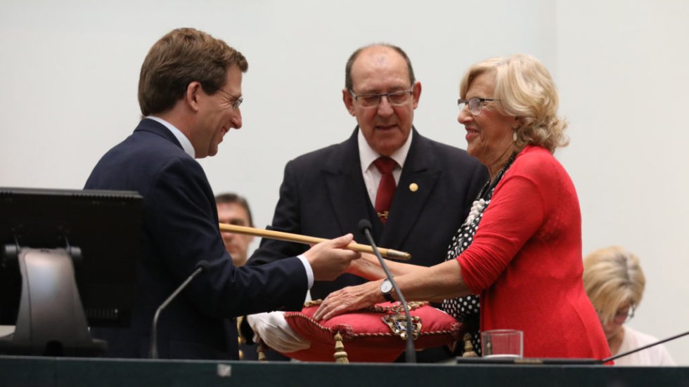 15 de junio. La exalcaldesa de Madrid, Manuela Carmena, entrega el bastón de mando de la ciudad a José Luis Martínez-Almeida, tras las elecciones municipales del 26 de mayo. 15 de junio. La exalcaldesa de Madrid, Manuela Carmena, entrega el bastón de mando de la ciudad a José Luis Martínez-Almeida, tras las elecciones municipales del 26 de mayo.